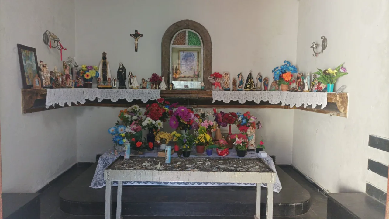 Altar em cima do tumulo da Maria Rodrigues.