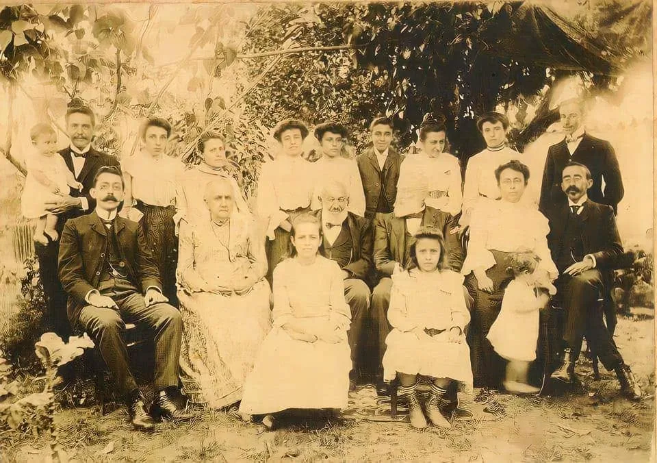Foto Histórica onde aparece a Baronesa de Piunhi, o Barão de Piunhi, e José Bernardes